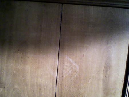 mais a qui est cette emprunte sur le meuble...??